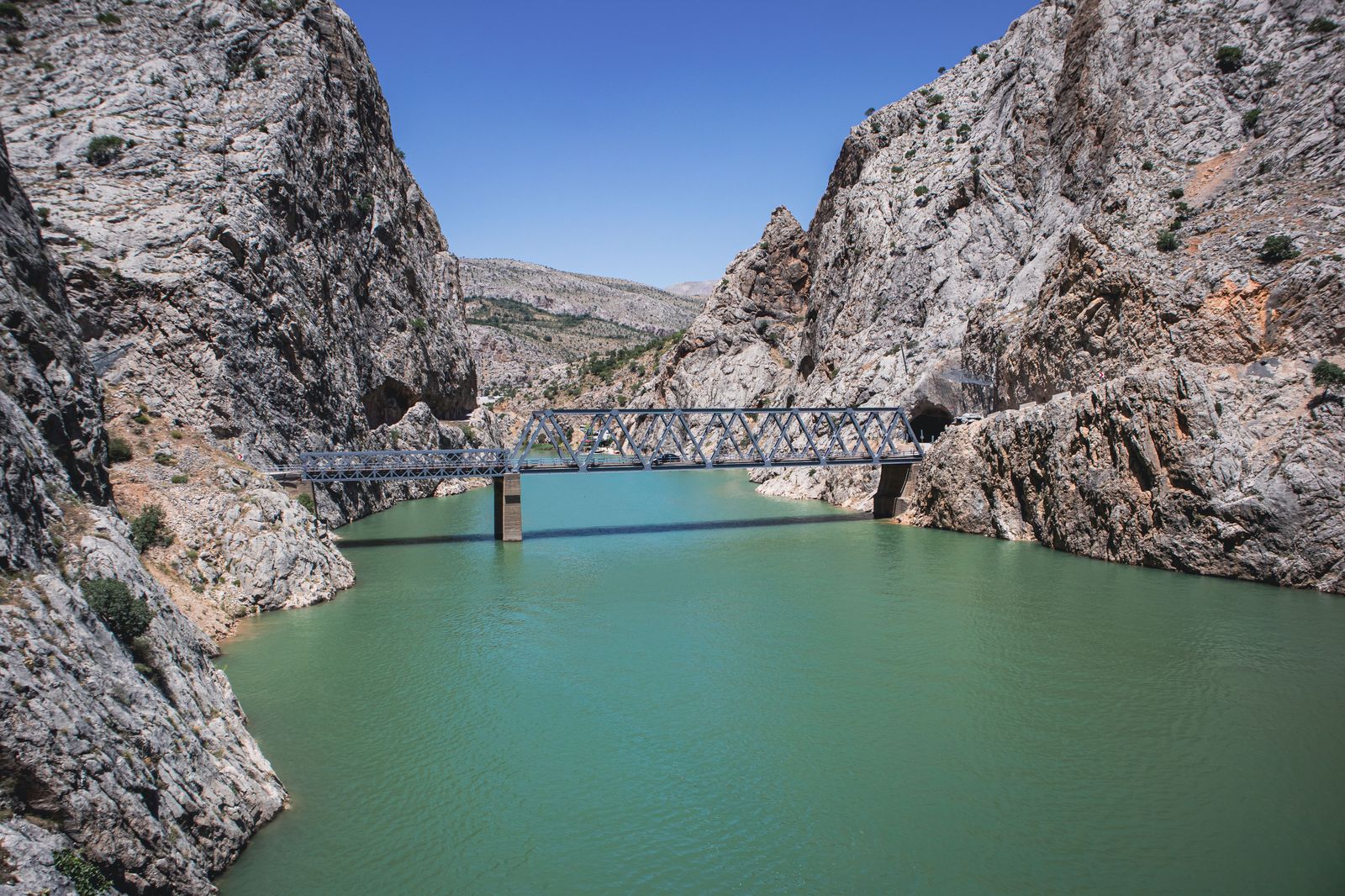 An international bridge over a river gorge, the kind of crossing used between Ontario and New York