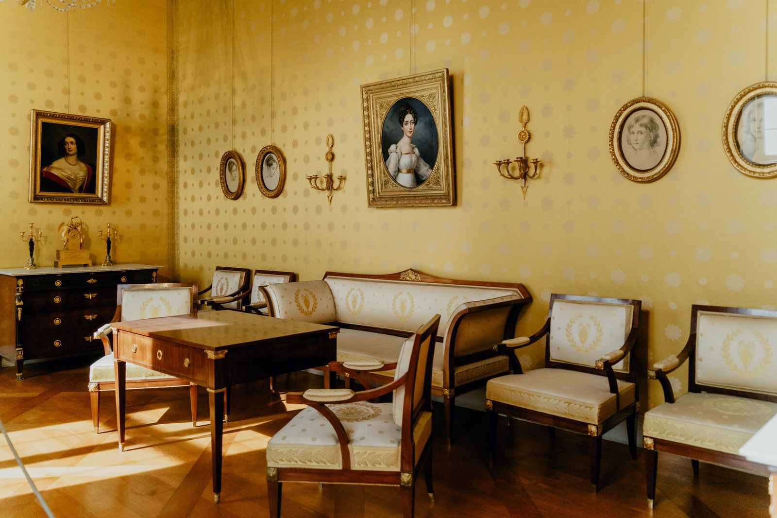 A period dining room with antique furniture, typical of the restored rooms shown on a Dundurn tour