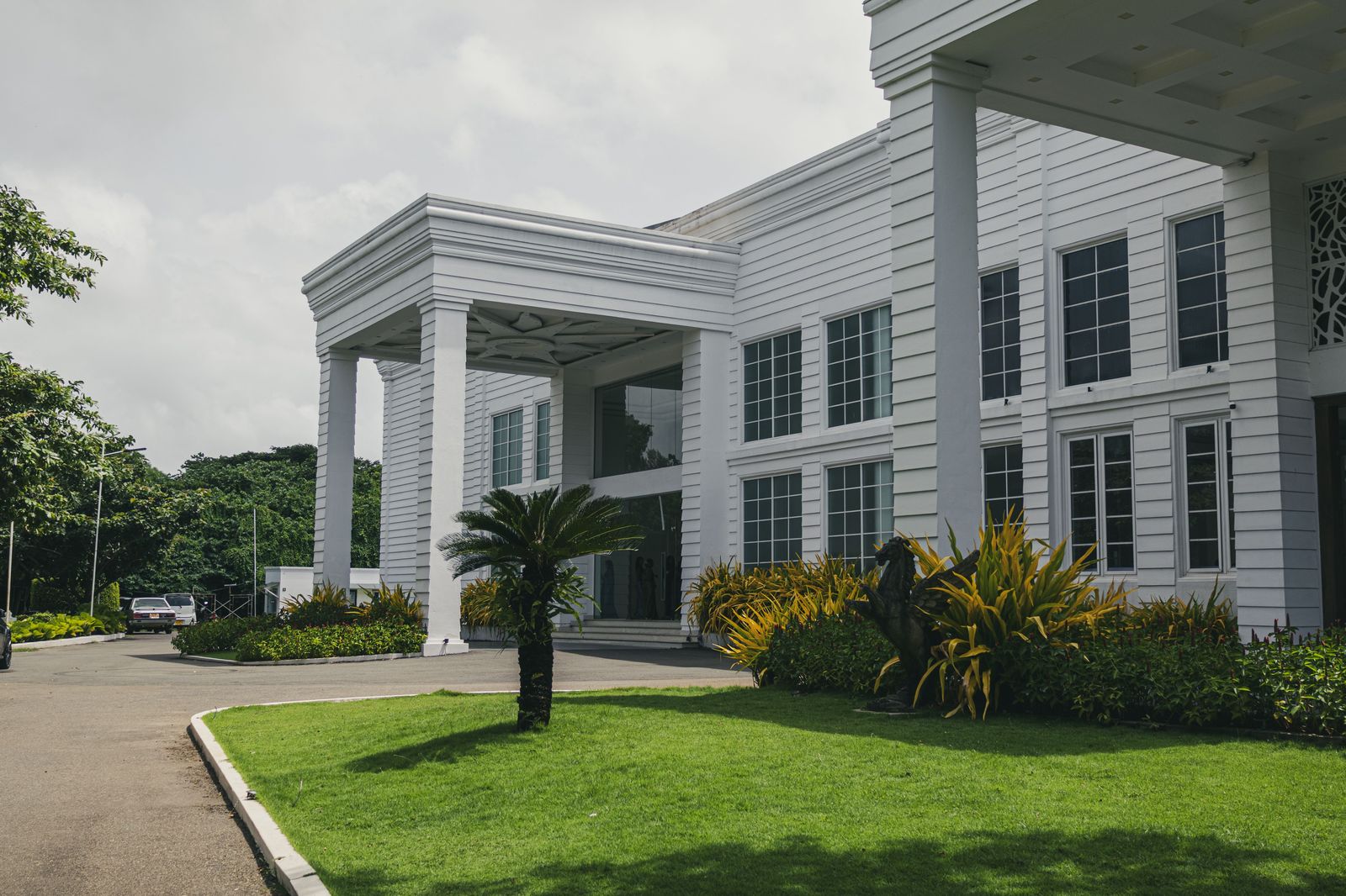 The entrance of a large hospital building