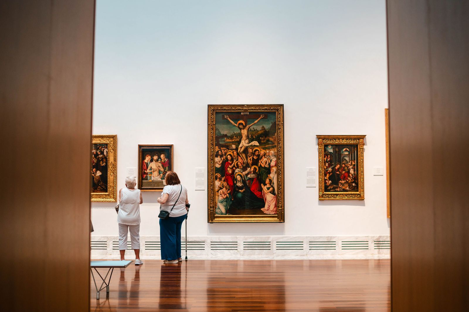 Visitors in an art gallery, a good rainy-day stop on a Hamilton city tour
