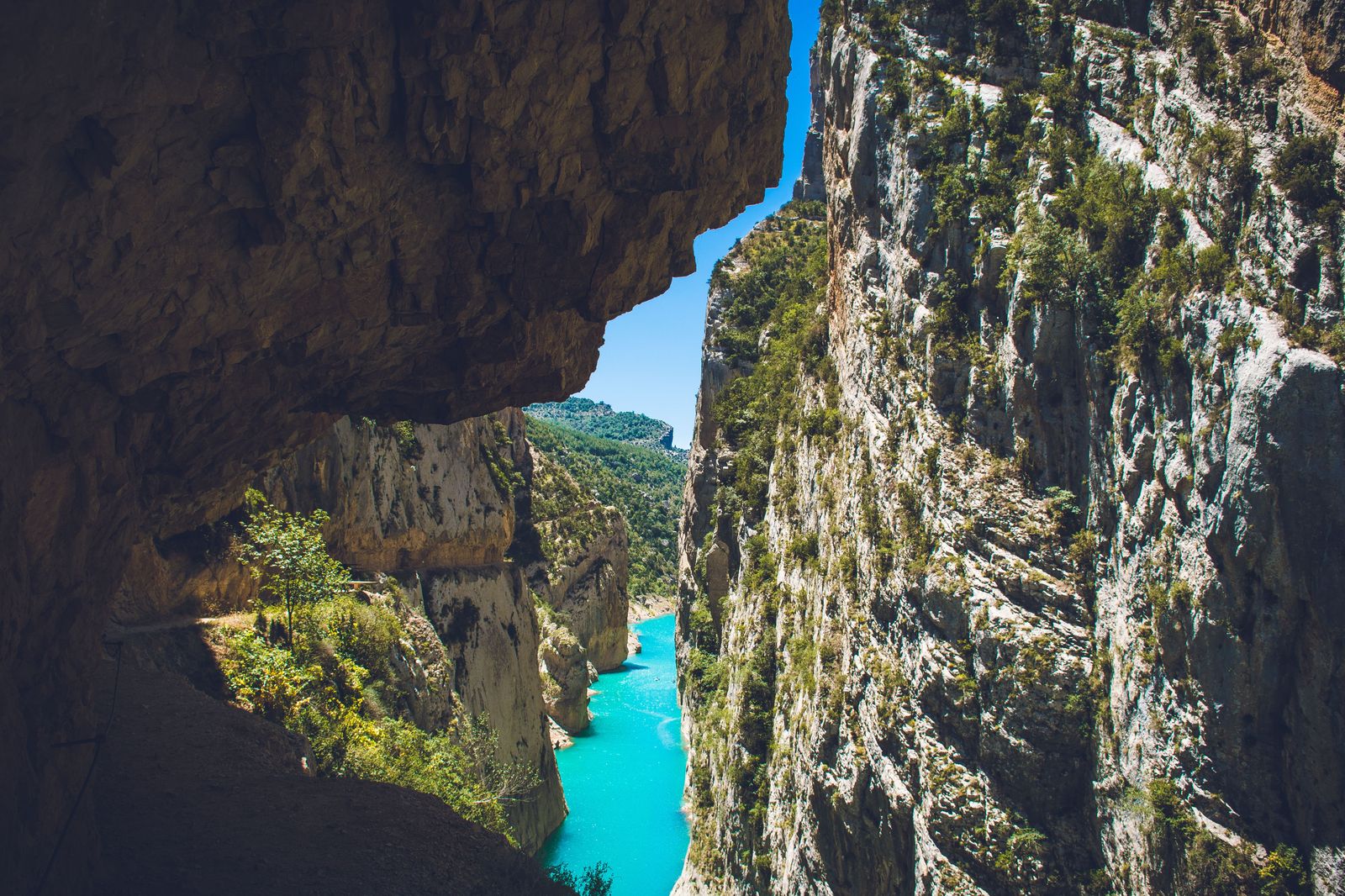 The green water of the Niagara River runs through the gorge between the two border crossings
