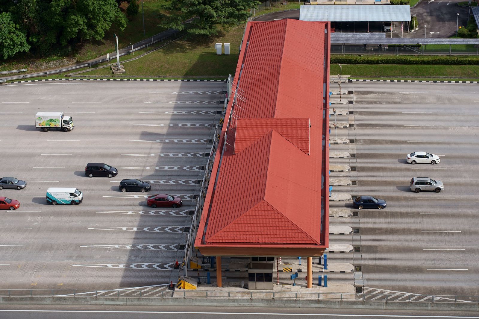 Traffic on a multi-lane highway under an overhead toll gantry