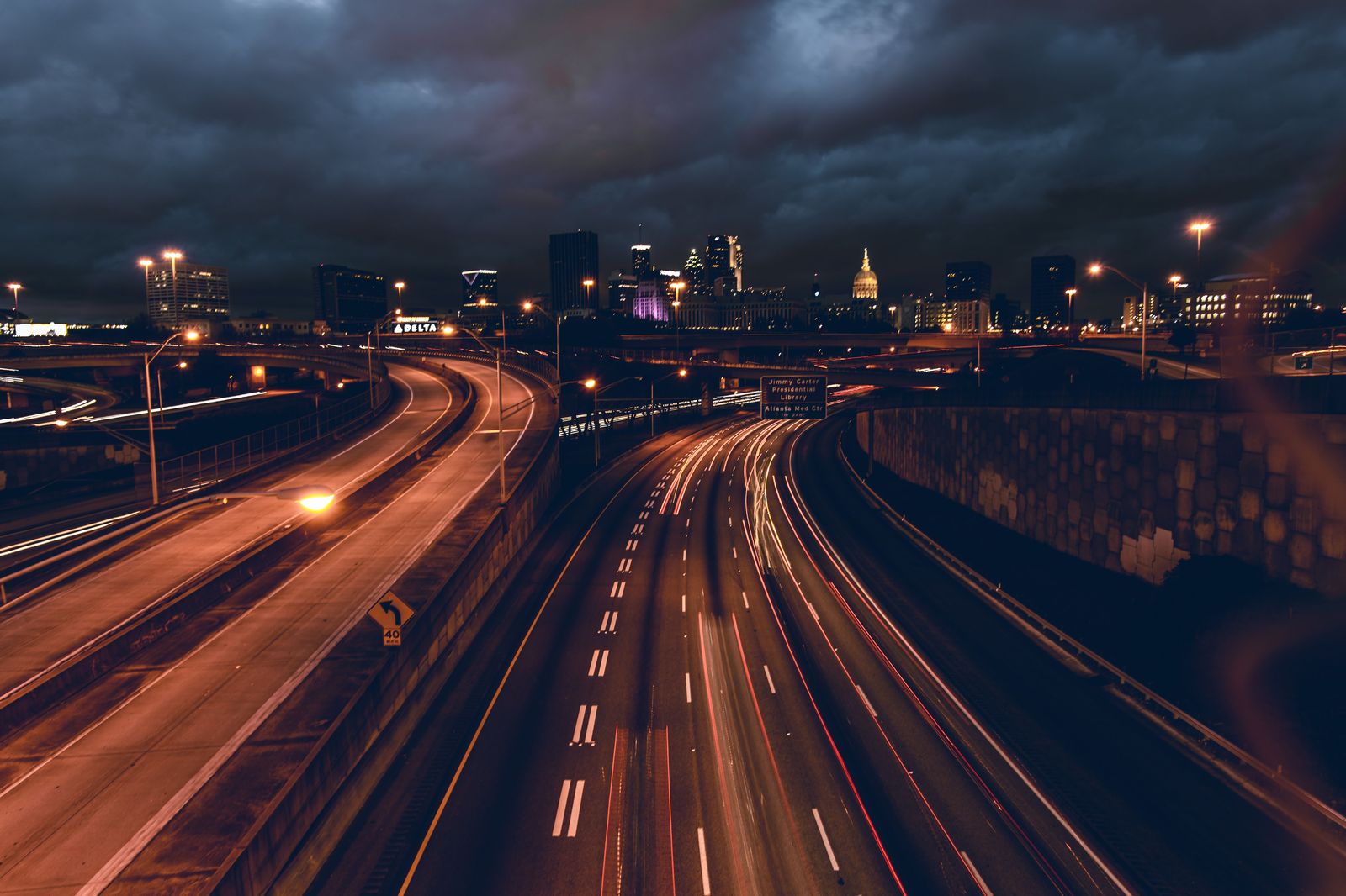 Traffic on a highway approaching the Toronto skyline