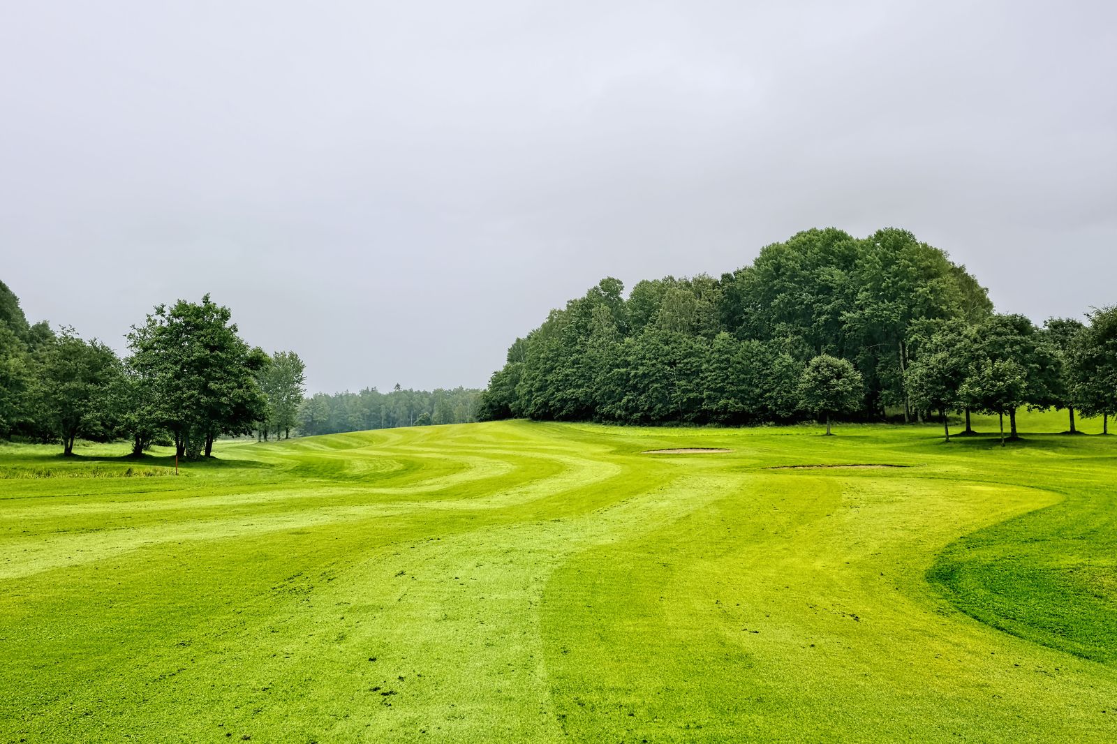 A quiet fairway at dawn, when Ancaster golf groups book an SUV or Sprinter for the day.