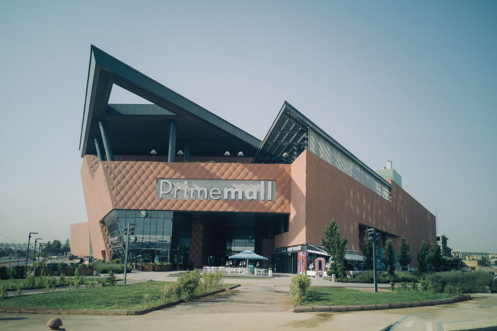 A large shopping centre by the highway, an easy meeting point for Vaughan pickups.