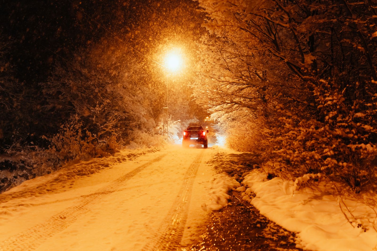 A snowy road in winter, the conditions our chauffeurs train for on the Hamilton escarpment