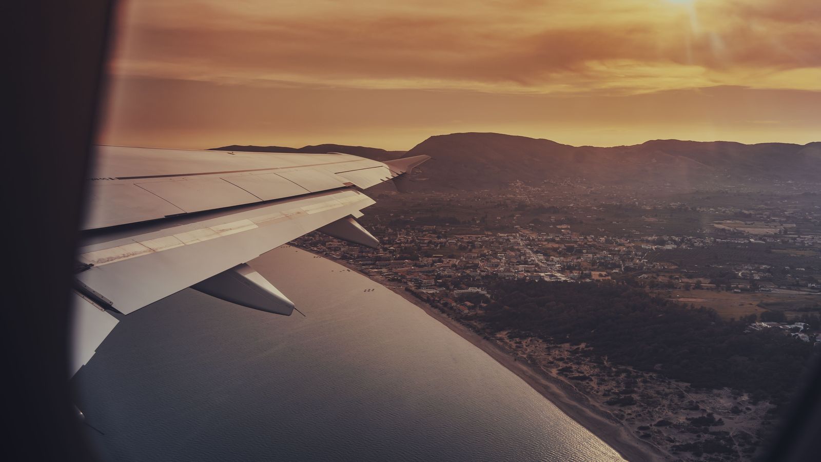 The HamiltonLimo.net travel desk: flights, hotels and your chauffeur on one trip