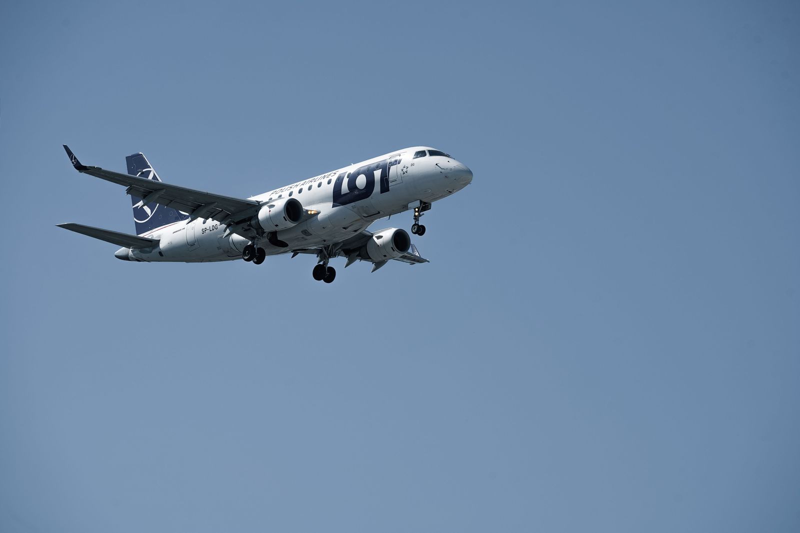 An aircraft on approach over a highway near the Pearson hotel strip